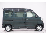 県内13店舗にて常時500台以上ダイハツ車を展示中です。見て、触って、納得のいく一台をぜひ見つけてください。