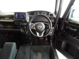 革巻きステアリングで快適な操作性の運転席です。