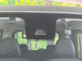 【三菱e-Assist】走行中に前方の車両等を認識し、衝突しそうな時は警報とブレーキで衝突回避と被害軽減をアシスト。より安全にドライブをお楽しみいただけます。
