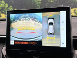 【パノラミックビューモニター】専用のカメラにより、上から見下ろしたような視点で360度クルマの周囲を確認することができます☆死角部分も確認しやすく、狭い場所での切り返しや駐車もスムーズに行えます。