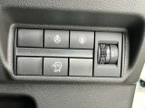 安全装備に関するボタンは運転席周りにまとめて設置されています