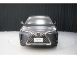 エクステリアは、一目でLEXUSとわかるスピンドルグリルを起点に、人が乗るキャビンの前後を大胆に絞り込んだ菱形のボディと力強く張り出したホイールフレアを融合させ、タイヤの存在を強調しています。