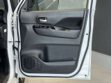 全席パワーウィンドウ付です。ドアの内側にも収納スペースやドリンクスペースがあってとっても便利。