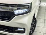 【LEDヘッドライト】悪天候や夜間走行時も良好な視界を確保し安心して運転できる高輝度LEDヘッドライトを装備!点灯速度が早く、消費電力も抑えられています。