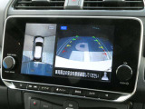 空の上から見下ろすように車の全周囲が表示されるアラウンドビューモニター☆駐車が得意になるとお出掛けも楽しくなります♪