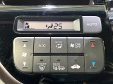 【オートエアコン】一度お好みの温度に設定すれば、車内の温度を検知し風量や温度を自動で調整。暑い&hellip;寒い&hellip;と何度もスイッチ操作をする必要はありません。快適な車内空間には必須の機能ですね♪