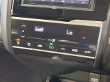 【オートエアコン】一度お好みの温度に設定すれば、車内の温度を検知し風量や温度を自動で調整。暑い&hellip;寒い&hellip;と何度もスイッチ操作をする必要はありません。快適な車内空間には必須の機能ですね♪