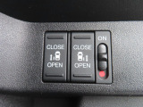 『両側電動スライドドア』 スーパーなどでの狭い駐車場でも乗り降りが楽々♪お子様が隣の車にドアを当ててしまう心配もございません!小さなお子様連れの方もこれで安心。