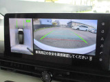 自車を真上から見下ろすように映し出すので周囲の状況が分かるアラウンドビューモニター搭載。フロントカメラとしても使用できます。車庫入れなど苦手な人の頼りになる助っ人です。