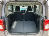 【シートアレンジ】リヤシート肩部のレバーで荷室側から簡単に前倒しが可能です◎分割可倒式なのでアレンジして使用できます◎両席倒すと大きなラゲッジスペースに大変身!