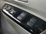 【パワーウインドウ】運転席のスイッチで、各席の窓ガラスの開閉ができます。あると便利ですよね。