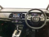 車内は光触媒抗菌消臭施工済です。スタイリッシュなデザインで暖かみのあるインパネ周りを演出します。グローブボックスやカップホルダーのほかにトレーなどたくさんの収納スペースが装備されています。
