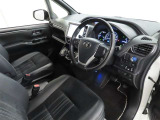 シンプルで使いやすいデザインの運転席です。
