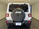 リアボディです。Jeepロゴ入りタイヤカバーも純正装備されています。もちろん取り外しも可能です!