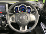 インテリアに合わせたデザインのステアリングは、運転される方のことも考え、運転しやすい形状、大きさです。是非一度、実際に触ってお確かめください。