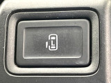 【パワースライドドア】スマートキーや運転席のスイッチでスライドドアの開閉が可能♪電動だから力を入れてドアを開ける必要が無く、小さいお子様でも、重い荷物を持っている時もラクに開け閉めできます♪