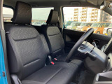 【フロントシート】高めのヒップポイントで見晴らしが良く、運転もしやすいですよ◎運転席アームレストがついているので長距離運転時の疲労軽減になりますよ◎