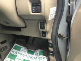 運転席下部分。リア席のスライドの開閉や、給油口のボタンはここにあります!
