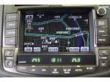 ステアリング廻りのバランスと視認性を考慮して配置されたメーカーHDDナビ。CD・DVD・MD・高画質で鮮明な映像が楽しめるフルセグTV対応です。