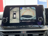 上空から見下ろしているかのような映像をディスプレイに映し出し、スムースな駐車をサポートします。画面は「トップビュー」のほか「サイドブラインドビュー」への切り換えが可能。ますます安心です