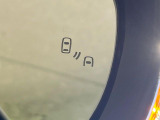 【ブラインドスポットモニター】走行中、ドアミラーの死角になりやすい箇所に後続車が接近するとサイドミラー付近に警告を表示、ドライバーに注意喚起をしてくれます。