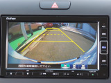 ガイドライン付きバックカメラを装備しているので、慣れない場所での車庫入れも安心です。