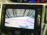 【バックカメラ】駐車時に後方がリアルタイム映像で確認できます。大型商業施設や立体駐車場での駐車時や、夜間のバック時に大活躍!運転スキルに関わらず、今や必須となった装備のひとつです!