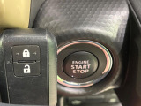 【キーレススタートシステム】カバンやポケットに入れたままでもドアの施錠・解錠が可能なスマートキーを装備。エンジンのオン・オフ時もカギを取り出す必要が無いからとっても便利です♪