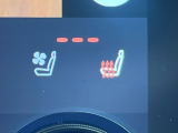 【シートベンチレーション】夏場は涼しい風でお尻や背中の熱やムレを防ぎ、冬はエアコンよりも早く温まってポカポカに!季節を問わず快適に過ごせます。