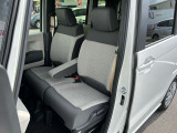 助手席と運転席はゆったりと座れるベンチシートタイプになっています。