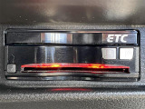 【ETC】有料道路を利用する際に料金所で停止することなく通過できる、ETC車載器(ノンストップ自動料金収受システム機器)が装備されています。セットアップを行うことで利用可能になります。