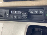【オートエアコン】一度お好みの温度に設定すれば、車内の温度を検知し風量や温度を自動で調整。暑い&hellip;寒い&hellip;と何度もスイッチ操作をする必要はありません。快適な車内空間には必須の機能ですね♪