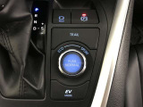 EVドライブモードで、エンジン音や排気ガスを気にすることなく走れます。早朝・深夜や屋内の駐車場などで重宝しますよ♪
