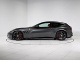 エクステリアは、深みのあるガンメタリックが美しい「Grigio Silverstone」を採用。