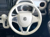 インテリアに合わせたデザインのステアリングは、運転される方のことも考え、運転しやすい形状、大きさです。是非一度、実際に触ってお確かめください。