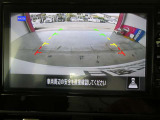 ギアを『R』に入れた後、カメラボタンを2回押すと、ナビ画面に後方の映像を映してくれるので、駐車がし易くなります。