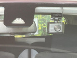 【スマートアシスト】走行中に前方の車両等を認識し、衝突しそうな時は警報とブレーキで衝突回避と被害軽減をアシスト。より安全にドライブをお楽しみいただけます。