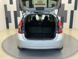 リアシートを倒すことでほぼフラットの状態となります。スペースを広く有効にご活用いただけます。