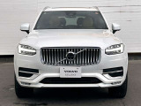 北欧流のラグジュアリーを体現したXC90。伝統的なスカンジナビアン・デザインを継承しながら、躍動感にあふれ優雅な雰囲気を身にまとう、新しい潮流を具現化したスタイリングです。