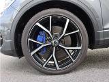 235/40R19タイヤ/8Jx19アルミホイール、ブルーブレーキキャリパー