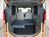 セカンドシートを倒した状態です。セカンドシートは独立可倒、荷物に合わせてラゲッジスペースをアレンジできます。