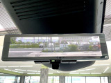 <インテリジェントルームミラー >乗員、ヘッドレスト、積載物などで、さえぎられがちなルームミラーの後方視界をクリアに保ち、車内の状況に関わらず、車両後方にカメラの映像をるルームミラーに映し出します。