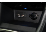 小物の収納に便利なセンタートレイには携帯等のデバイスの充電可能なUSB出力電源付です。