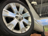 【純正18インチアルミホイール】外観にマッチした純正アルミホイールを装着しております。各種社外アルミホイールや、スタッドレスタイヤも取扱いしております。是非ご相談ください♪