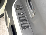【電動格納ミラー】サイドミラーは電動格納式となっており、狭い駐車場でもキズがつくリスクを抑えられます。