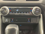 左右独立温度コントロールフルオートエアコンです。運転席、助手席それぞれで独立して温度設定ができます。冷え性の方が乗っても安心ですね♪