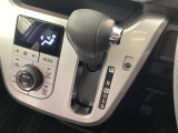 インパネシフトを採用しているので、前席の足元も広々としています。運転席と助手席の行き来もスムーズです!