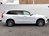 北欧流のラグジュアリーを体現したXC90。伝統的なスカンジナビアン・デザインを継承しながら、躍動感にあふれ優雅な雰囲気を身にまとう、新しい潮流を具現化したスタイリングです。