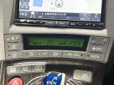 【オートエアコン】一度お好みの温度に設定すれば、車内の温度を検知し風量や温度を自動で調整。暑い&hellip;寒い&hellip;と何度もスイッチ操作をする必要はありません。快適な車内空間には必須の機能ですね♪