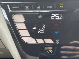 【オートエアコン】車内温度を感知して自動で温度調整をしてくれるのでいつでも快適な車内空間を創り上げます。